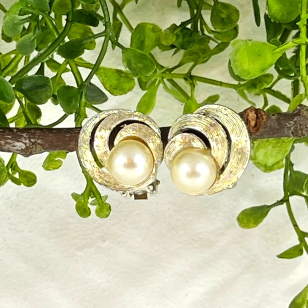 Vintage Designer Lisner Gold Swirl Clip On Earrings